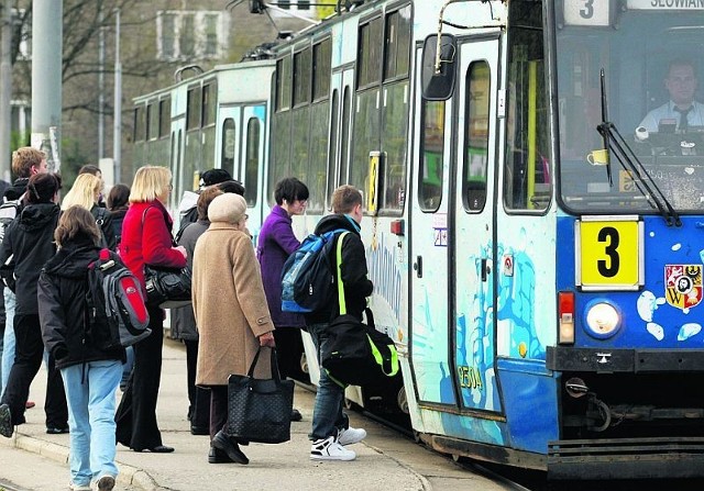 Księże Małe. Każdego ranka tłumy mieszkańców czekają na tramwaj na pętli