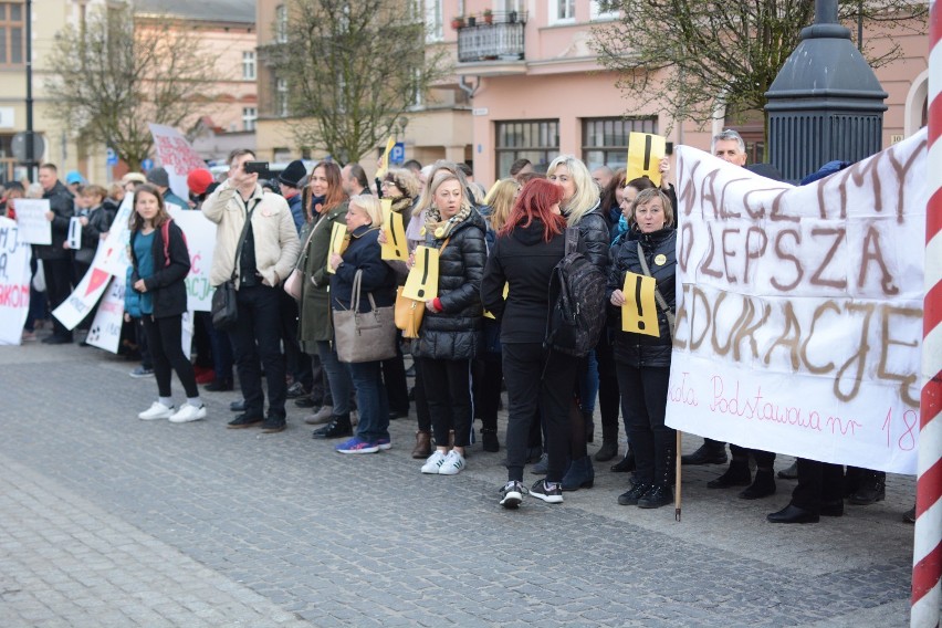 Pikieta wsparcia dla nauczycieli na rynku w Grudziądzu [wideo, zdjęcia]