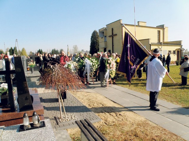 Pogrzeb 33-letniego sierżanta sztabowego z policji w Koluszkach, który w poniedziałek rano zastrzelił się w komendzie