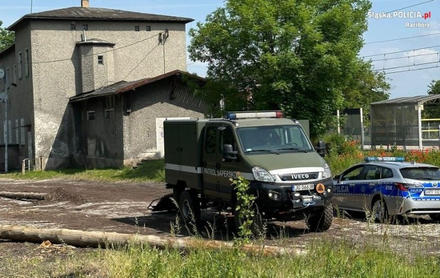 W Tworkowie niewybuchy znaleziono w czasie prac ziemnych. Znaleziska dokonali pracownicy firmy, którzy od razu powiadomili policjantów. Mundurowi apelują do mieszkańców: takich znalezisk  nie wolno dotykać ani przenosić.