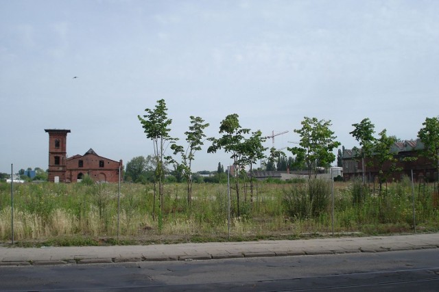 Dawne zakłady Polmerino: ponad 10 hektarów przy Wróblewskiego 19

Teren należy do firmy Urbanica, która w 2006 roku ogłosiła, że wybuduje tam osiedle z 1500 mieszkań. Od tego czasu nic się w tym kierunku nie wydarzyło.