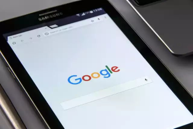 Aktualizacja Google zawiera błąd, który powoduje pojawianie się co chwila na ekranie informacji, o tym, że Google wciąż przestaje działać. To może utrudniać użytkowanie telefonu.