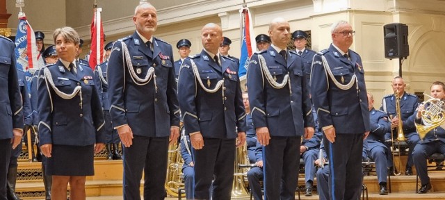 Wojewódzkie Święto Policji w Poznaniu. Komendant Policji w Pleszewie z kolejną gwiazdką. Tomasz Mimier odebrał nominację na wyższy stopień