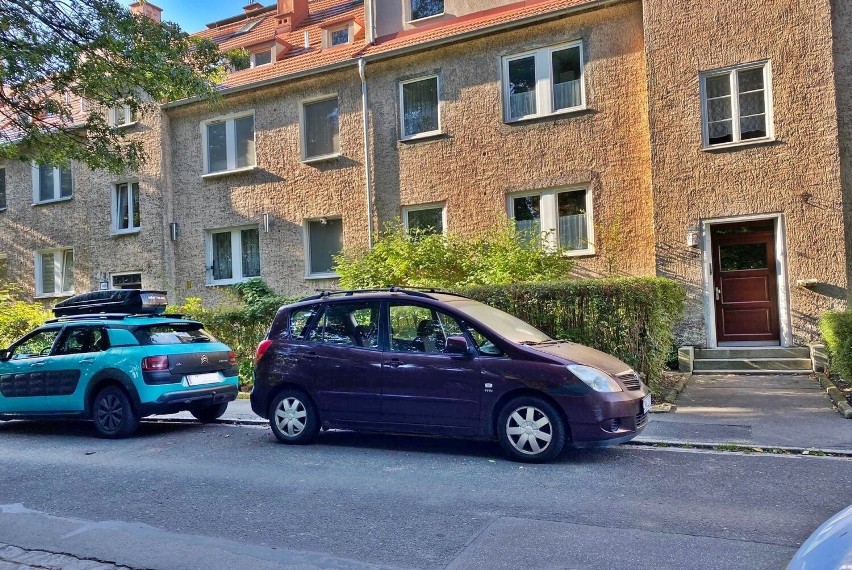 W tych miejscach na Sępolnie grasują "strażnicy parkingów"...