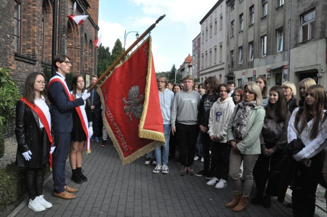 Nowe tablice w Galerii Wybitnych Absolwentów LO w Śremie. Tym razem nie są poświęcone jednak absolwentowi szkoły, a jej historii