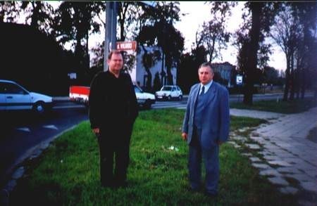 Tu muszą być światła. Jacek Kowalski i Zdzisław Skoniecki na skrzyżowaniu ulic: Wrzesińskiej i Wolności.