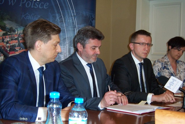 Poseł Mariusz Witczak (z lewej) podkreśla skuteczność miasta w pozyskiwaniu pieniędzy na inwestycje. Obok prezydent Kalisza Janusz Pęcherz i wiceprezydent Dariusz Grodziński