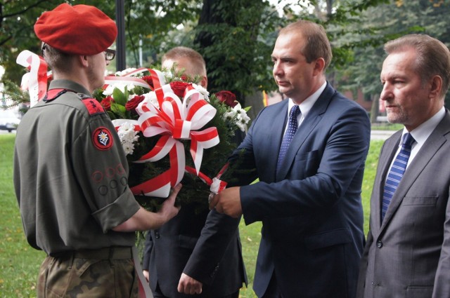 Kwiaty w rocznicę wybuchu II wojny światowej w Radomsku