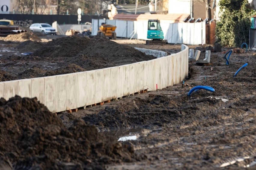 Kraków. Park przy Karmelickiej. Wysiewali trawę, teraz ryją w ziemi i kładą beton