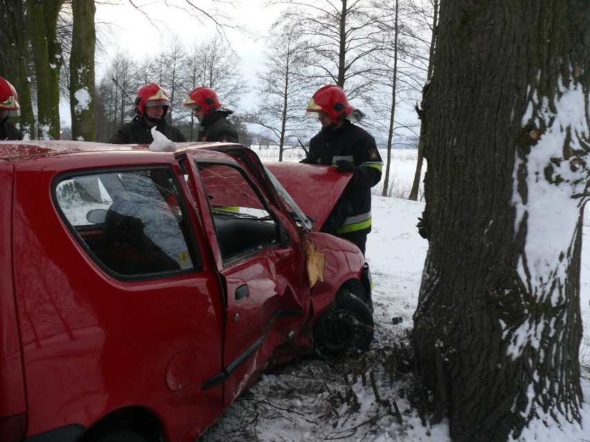 Stary Tomyśl: Pijany kierowca uderzył w drzewo [FOTO]