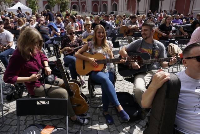 Akademia Gitary 2018: Happening gitarowy - przebój Zbigniewa Wodeckiego na 114 gitar, ukulele i cajon