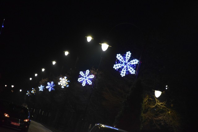 Chociaż tegoroczne święta są szare a nie białe to jednak na ulicach Zduńskiej Woli czuć klimat bożonarodzeniowy. Tak było 24 i 25 grudnia