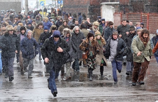 Milicja na ulicach Gdańska. Wajda kręci Wałęsę [ZDJĘCIA]