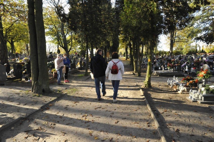 KOŚCIAN. Cmentarze pierwszego dnia po otwarciu nie zapełniły się odwiedzającymi, choć pogoda sprzyjała spacerom [ZDJĘCIA] 