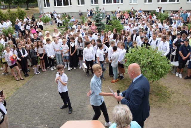 Podczas apelu na szkolnym patio najlepszym uczniom wręczono świadectwa z paskiem