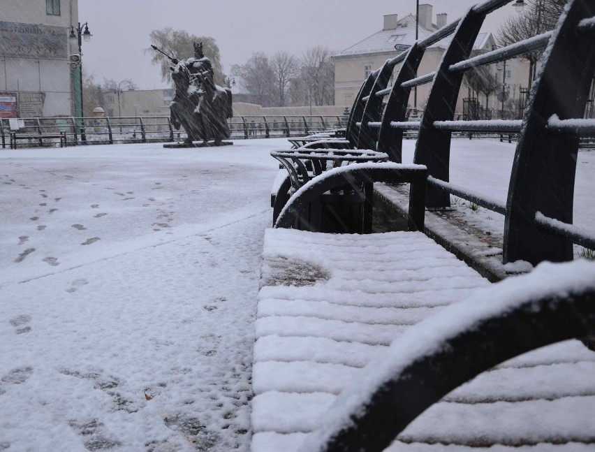Pierwszy śnieg w centrum Malborka [ZDJĘCIA]
