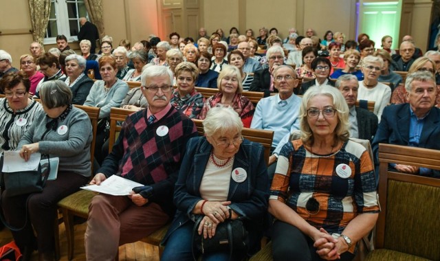 W środę (13 listopada) w Collegium Copernicanum Uniwersytetu Kazimierza Wielkiego w Bydgoszczy kilkadziesiąt osób z różnych organizacji senioralnych (UTW, klubów, domów seniora itp.) z naszego regionu wzięło udział w Wojewódzkiej Olimpiadzie Wiedzy Obywatelskiej „Senior Obywatel”. 

Transformacja ustrojowa Polski, trójpodział władz, system wyborczy, prawa i obowiązki obywateli czy Polska w Unii Europejskiej i NATO - to tylko część z zagadnień, w których wiedzą musieli się wykazać uczestnicy olimpiady. 

Dwunastu najlepszych uczestników etapu wojewódzkiego osobiście zostało zaproszonych przez Krystynę Lewkowicz - przewodniczącą Obywatelskiego Parlamentu Seniorów w Warszawie do udziału w finale ogólnopolskim, który odbędzie się 10 grudnia w stolicy. 

Nim ogłoszono wyniki olimpiady blisko 300 słuchaczy i zaproszonych gości wysłuchało prelekcji dr. Sławomira Sadowskiego na temat „Tradycji samorządności w Polsce".