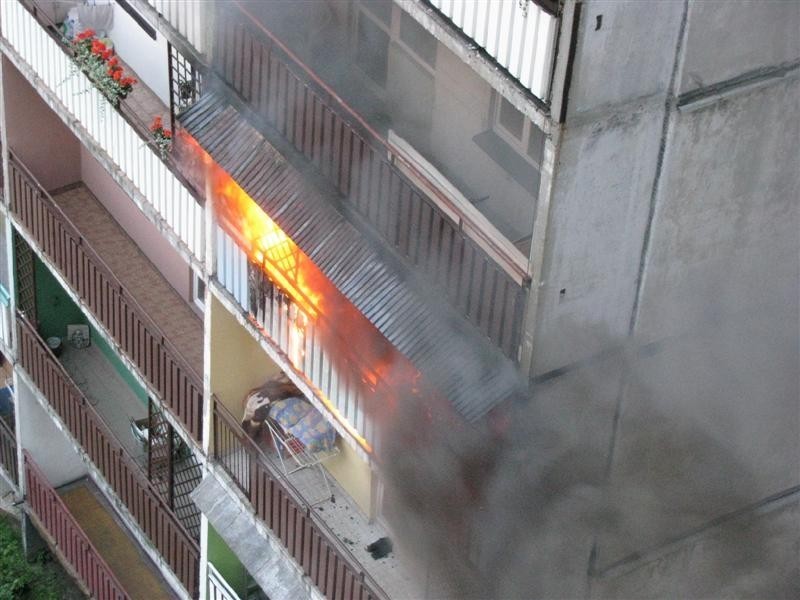 Rybnik: Pożar w bloku przy Orzepowickiej, 4 osoby zostały ranne [ZDJĘCIA + WIDEO]