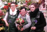 Dzień kobiet w Wejherowie: kup kwiata, dostaniesz gazetę [ZDJĘCIA]