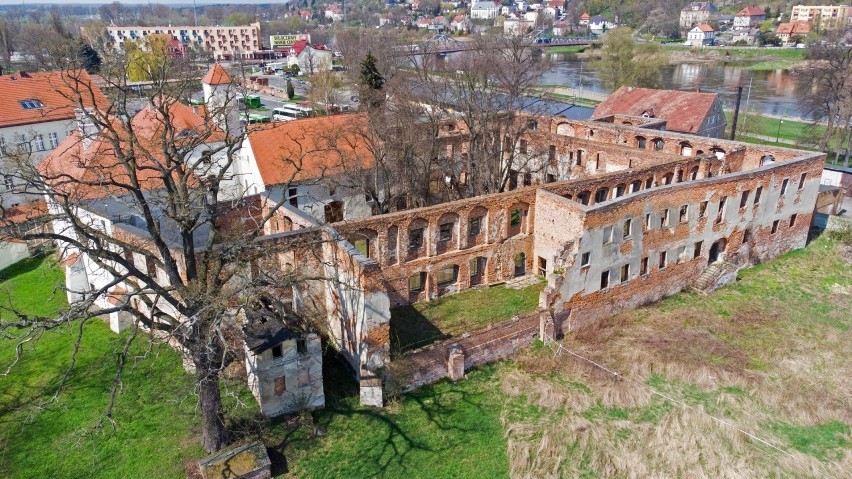 Mury Zamku Piastowskiego od dawna domagają się odnowienia....