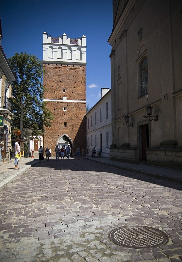 Brama Opatowska od strony Rynku