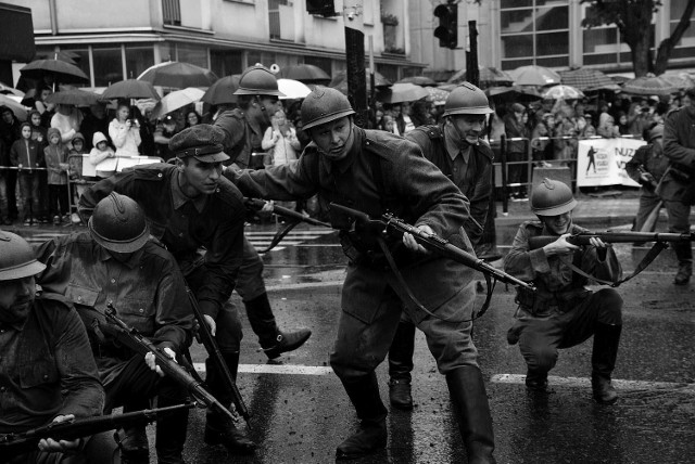 Bitwa Białostocka 1920 to  na nowo odkrywany fakt z historii miasta i Polski. Rekonstrukcja w deszczu starcia z bolszewikami, w którym zginął kpt. Józef Marski-Marjański, przyciągnęła tłumy widzów.