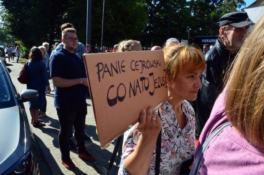 Wojciech Cejrowski w Kłodzku. Podróżnik obsypał protestujących solą egorcyzmowaną (ZDJĘCIA)