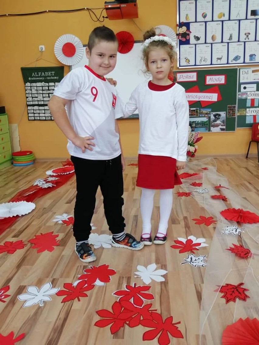 Pokaz mody patriotycznej w Publicznym Przedszkolu nr 2 w Wieluniu ZDJĘCIA