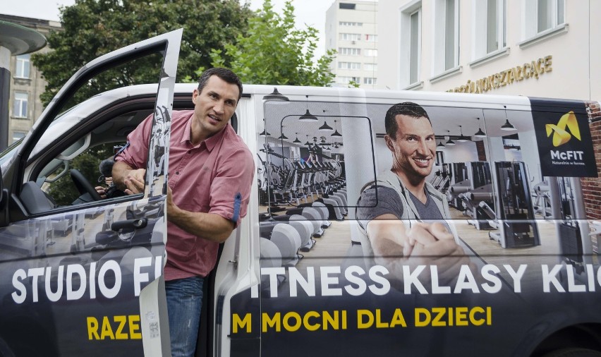 Wladimir Kliczko spotyka się z dziećmi w siłowni McFit przy...