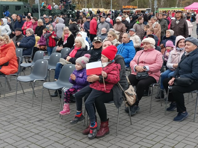 Lubinianie licznie zgromadzili się pod lubińską halą RCS, gdzie od godziny 13:30 odbywa się Wojskowy Piknik Rodzinny.