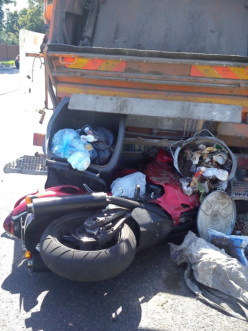 Wypadek w Łucce: Motocyklista wbił się w śmieciarkę