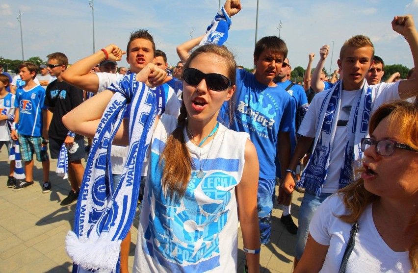 Kibice Lecha Poznań oglądają mecz z Piastem pod stadionem