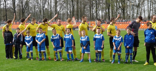 Piłkarze Jaroty Hotel Jarocin przegrali w środę na wyjeździe z MKS-em Kluczbork 0:1. Zobacz zdjęcia z tego spotkania.

Widzisz coś ciekawego lub irytującego? Pisz na k.bachorz@glos.com, dodaj swój artykuł lub zadzwoń pod numer telefonu: 502-499-734