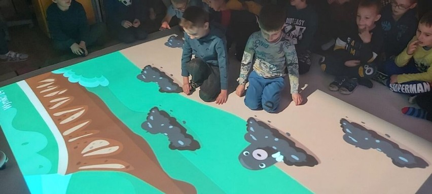 Przedszkolaki uczą się przez zabawę dzięki podłogom interaktywnym