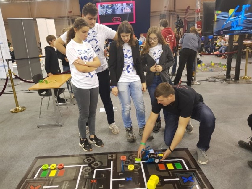 Sędziowie docenili młodych robotyków z gminy Pruszcz Gdański na międzynarodowym turnieju w Estonii  [ZDJĘCIA]
