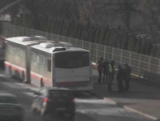 Autobus zapalił się u zbiegu ulicy Szubińskiej i Pięknej. Pasażerom w porę udało się opuścić pojazd. Na miejsce pożaru pojechały 4 zastępy PSP: 3 gaśnicze i jeden operacyjny. - Ogień pojawił się w komorze silnika - informuje kpt Karol Smarz, oficer prasowy KM PSP w Bydgoszczy. 

Stop Agresji Drogowej. Odcinek 5


