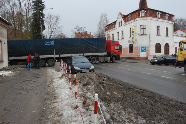 Długi pojazd nie był w stanie skręcić w lewo, zablokował całe skrzyżowanie