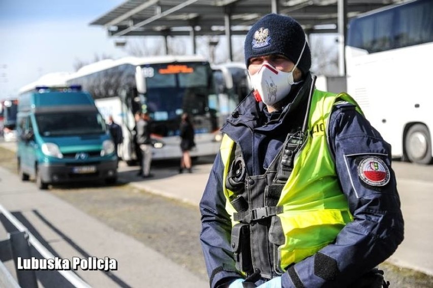 Policja codziennie sprawdza osoby, które przebywają na...