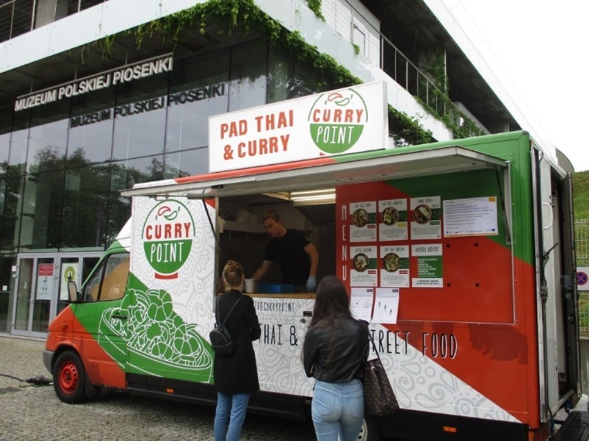 Food trucki parkują przed NCPP w Opolu. Kuszą smakołykami z różnych stron świata