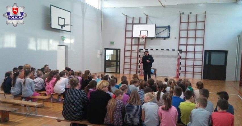 Powiat lubartowski. Bezpieczne ferie - dzielnicowi rozmawiali z dziećmi o bezpieczeństwie (ZDJĘCIA)