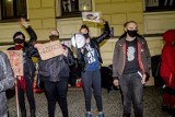 Wałbrzych: Kolejny dzień protestu. Kibice próbowali zakłócić "spacer" w Rynku