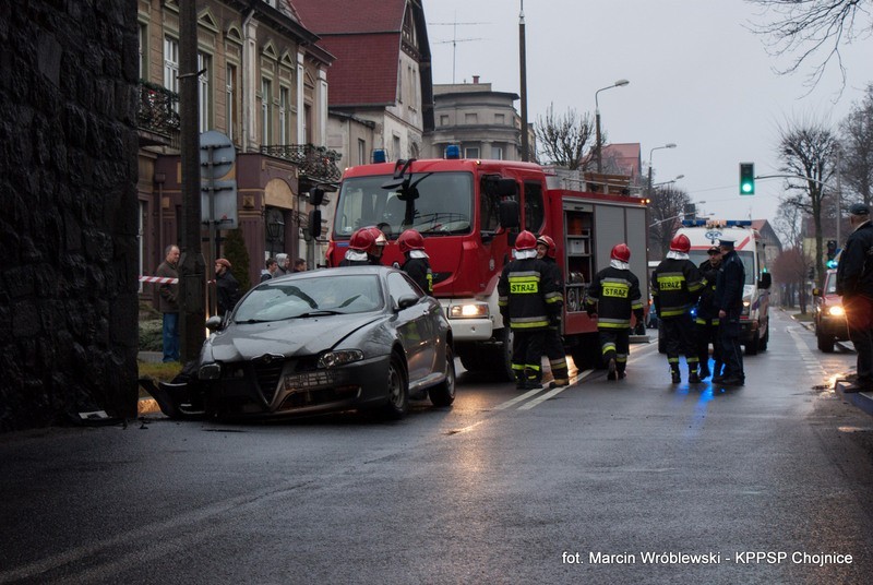 PSP Chojnice: Samochód uderzył w wiadukt [ZDJĘCIA]