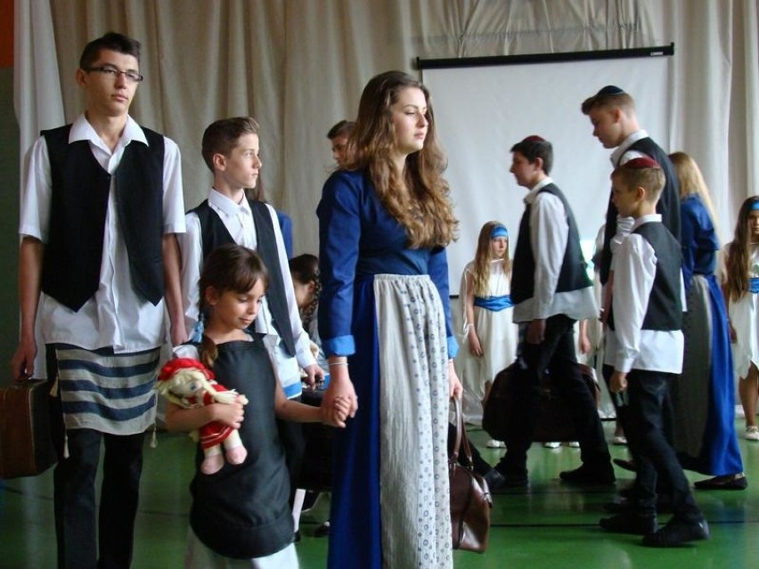 Tablica w szkole upamiętnia bohaterów z Przeciszowa, którzy uratowali małą Żydówkę