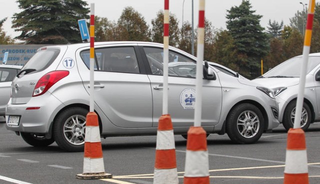 Wojewódzki Ośrodek Ruchu Drogowego w Gorzowie opublikował ranking szkół nauki jazdy, w których zdawalność jest największa. 

Z naszego rankingu dowiecie się, w których szkołach macie największą szansę na to, by zdać egzamin praktyczny i teoretyczny w kategorii B, kategorii A, kat. C, kat. C+E oraz kat. D. Dodatkowo wyszczególnieni są najlepsi instruktorzy nauki jazdy w kategorii B.

WIDEO: Klaudia Podkalicka: Młodzi kierowcy, którzy zaczną zdawać kurs po 4 czerwca, przejdą zupełnie inne szkolenie


Przeczytaj też:  Najczęstsze błędy podczas egzaminu na prawo jazdy 

