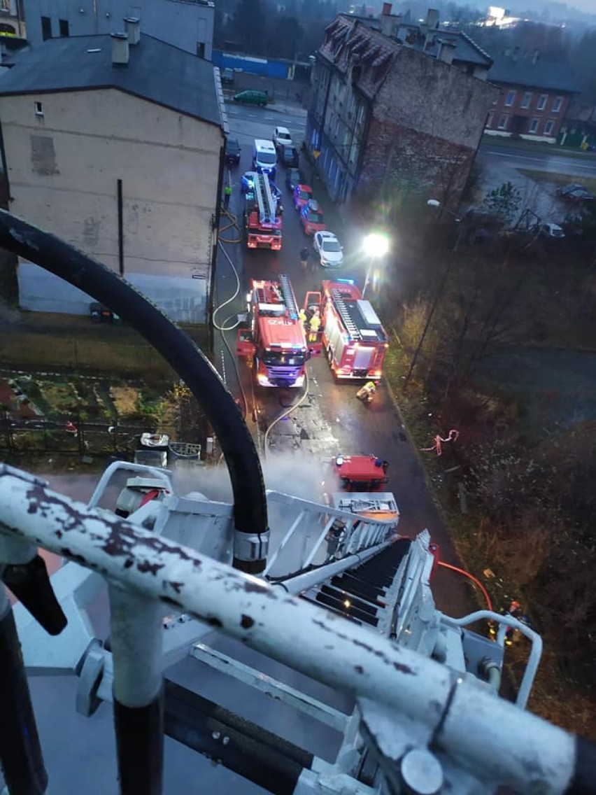 Pożar kamienicy w Bytomiu. Jedna osoba nie żyje, dwie trafiły do szpitala. Na miejscu pracuje 12 zastępów straży pożarnej 