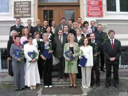 Na pamiątkowym zdjęciu awansowani nauczyciele wraz z Zarządem Powiatu.