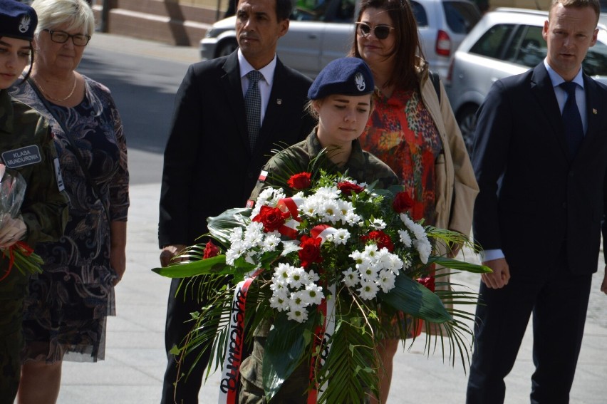 Pod Pomnikiem Żołnierza Polskiego złożono dziś (01.09.2021) kwiaty. W ten sposób upamiętniono 82. rocznicę wybuchu II Wojny Światowej [FOTO]