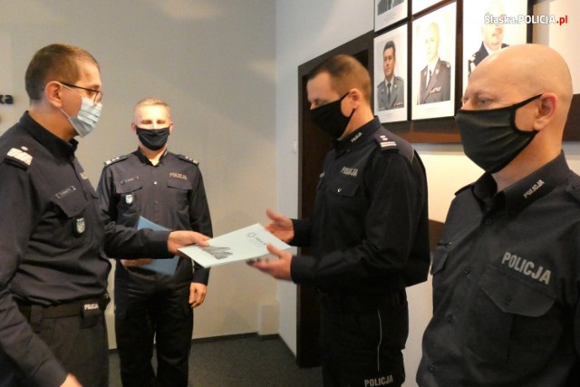 Policjanci w Katowicach i Tychach mają nowych komendantów

Zobacz kolejne zdjęcia/plansze. Przesuwaj zdjęcia w prawo - naciśnij strzałkę lub przycisk NASTĘPNE