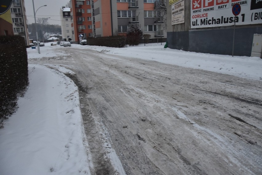 Gorlice. Trudna sytuacja na ulicach miasta. Wiele chodników i dróg jest zaśnieżonych, jest bardzo ślisko. IMGW zapowiada kolejne opady