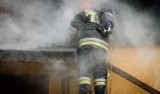 Toruń. W domu szeregowym na Wrzosach strażacy znaleźli dwa ciała w spalonym pokoju 